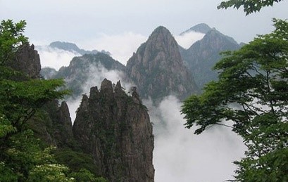 “Hoàng Thành tôn tạo linh thiêng lớn; Phục hưng Đất nước ắt thành công”